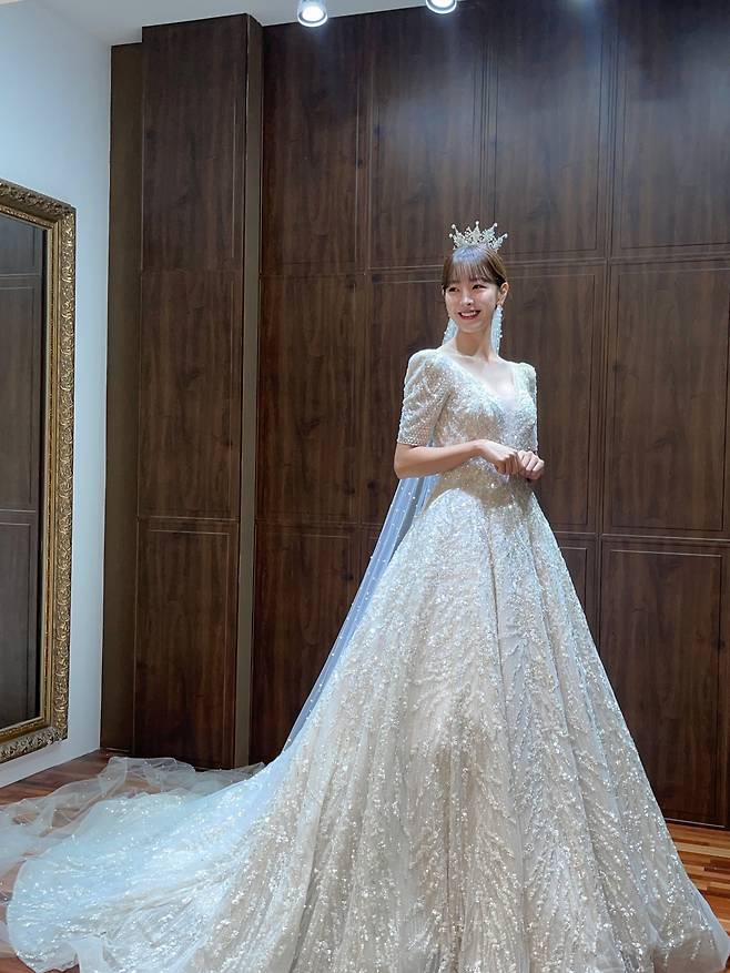 The management agency of the agency released a Wedding Dress photo of Ko Won-hee, who is appearing as the youngest daughter Lee Kwang-tae in KBS 2TV weekend Drama OK Photon on the 4th.In the photo, Ko Won-hee is wearing a pure white Wedding Dress and showing off her beauty. The long-length cotton cloth with the crown adds sparkle and sparkles.On the other hand, Ko Won-hee succeeded in marrying Huh Gi-jin (Seok-hwan), who disassembled Lee Kwang-tae in the play, but he is adding fun to the play by giving a breathtaking tension by being caught false pregnancy.Management said, As much as the brilliant beauty, the attention is focused on how Gowon Hee, who doubles the taste of the story with his lively acting ability, will solve the remaining story.