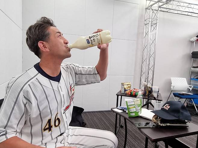 G.G.사토는 일본을 응원하는 의미에서 한국의 막걸리를 열심히 마셨다./도쿄=양지혜 기자