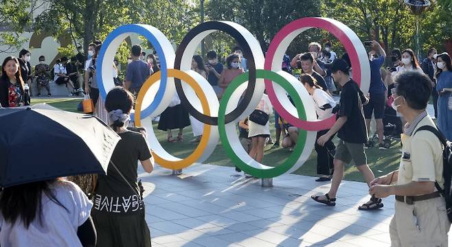 시민들이 도쿄올림픽 경기장에서 사진 촬영을 하고 있다. 도쿄  |  AP연합뉴스