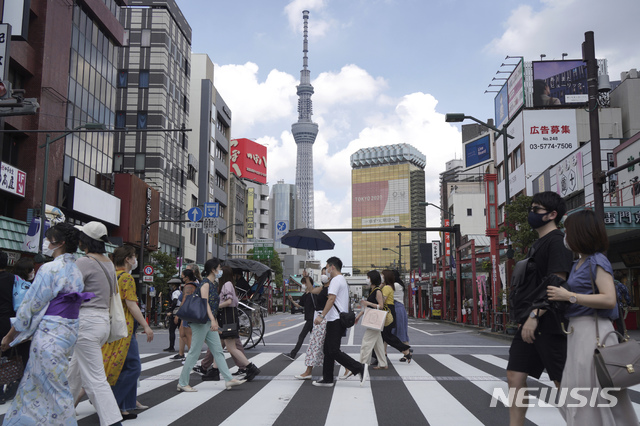 [도쿄=AP/뉴시스]지난달 31일 일본 도쿄의 아사쿠사 관광지 인근 횡단보도에서 마스크를 착용한 시민들이 횡당보도를 건너고 있다. 2021.0805.