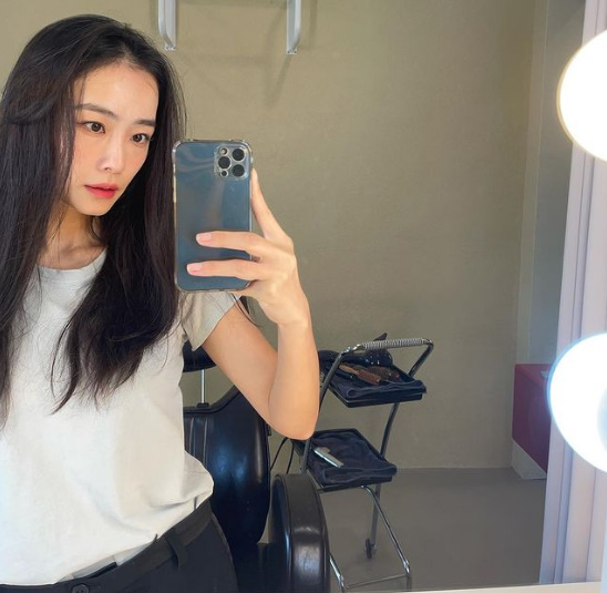 Actor Hong Soo-hyun reveals charming selfieHong Soo-hyun posted a picture on his SNS on the 5th with an article called Aug 5.In the photo, Hong Soo-hyun takes a mirror selfie in a Waiting room; Hong Soo-hyun looks at the camera in a white top.The beautiful beautiful look of Hong Soo-hyun catches the eye.Hong Soo-hyun will play the role of Maryland Department of Labor, Licensing and R School Professor Choi Hee-soo in the drama Police Class