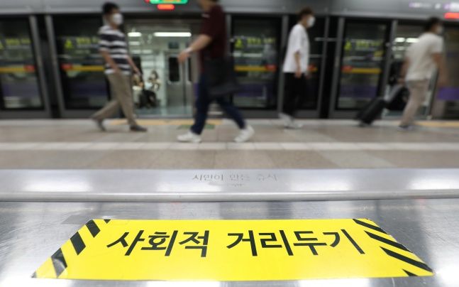 수도권 4단계, 비수도권 3단계 거리두기가 오는 22일까지 2주 더 연장된 가운데 6일 오전 서울 종로구 광화문역에서 시민들이 발걸음을 옮기고 있다. ⓒ데일리안 류영주 기자