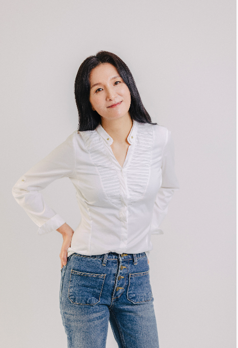 Actor Lee Jung Eun, who is active as a new styler across drama, film, and play, added a precious work to filmography.JTBC drama Monthly Magazine Home.Monthly Magazine Home, which ended on the 5th, is a work that depicts the romance of my house-building by a live woman and a buy man who lives in a house. Lee Jung Eun dreamed of rebuilding a 30-year-old apartment in the play and played the wife and mother of a family of four living with Husband.For the success of two high school students, the sea has deeply sympathized with those who see it as a family character who supports not missing anything but a little.Lee Jung Eun said in an interview commemorating the end of the year, It is a pleasant scene where laughter does not always leave, so I remain in memory. Regarding the couple who was especially concerned, I wanted to approach the person who can give realistic sympathy about the troubles of the house that everyone has rather than a bad wife who is nagging while saving the breath as a realistic couple.When I talked about Lee Jung Eun, I can not talk except for his Husband actor Ko Chang-seok, who asked me what I talked about this work. He said, I told you to come well.After the last shooting, I went to eat Jajangmyeon together. Lee Jung Eun, who plays rich emotions across genres based on a wide spectrum of acting, is said to have proved his acting ability as well as approaching the public.Lee Jung Eun, who made his debut in the movie Early Summer, Superman in 2004, showed solid acting in big works such as Beyond the Stars, Secret Investigation, Trial Power and Respond 1994.Recently, she appeared on the Netflix drama Move to Heaven: Im a Relics Organiser and met viewers.1. Please give me a testimonial on the end of the Monthly Magazine Home.Its a pleasant scene where you dont always laugh, and youve been very comfortable, especially with the director, whos been making it bright and comfortable.2. The realistic couples performance with Kim Won-hae, who seemed to see reality rather than drama, was outstanding. I wonder how his breathing was.I want you to be a friendly person to everyone. Youre a gem.You always want me to get used to the scene, and I always laughed and I was able to shoot comfortably. Thank you so much.3. What is the special part of this work that I have been paying attention to?It was the best part of my breath.I wanted to approach a person who can give realistic sympathy to the worries about the house that everyone has rather than a bad wife who looks short but saves the breath as a realistic couple.4. The establishment of waiting for the reconstruction of a 30-year-old apartment in a unique work based on the home was impressive.I wonder what kind of work Monthly Magazine Home will be Memory to Lee Jung Eun actor.I do not think there has been such a funny but realistic work with the material of home.In a difficult time with Corona 19, the house is more and more a topic that makes us think about the meaning of the house.5. Lee Jung Eun cant talk except for the actor Ko Chang-seok, who is a Husband. I wonder what he talked about this work.I told him to come and do well (laugh) After my last shoot, I went to eat Jajangmyeon together.6. Let me know if there is any episode left in Memory while filming.I took a picture of my sons graduation with my senior, and I took a bouquet of flowers. I said that my flowers are getting better because I am old these days.(Laughing) I was forced to give you that bouquet because I showed you a picture of the flower arrangement at home. (Laughing)7. He is a veteran actor who has more than 20 years of experience in his work regardless of play, film, and drama.Ive also played the mother of a family in this work, and I think shes often cast in the role of a mother.I think Im still a lot short of my mother, even though Ive played a lot of motherhood. Im getting older, so I can express it more deeply.8. Im asking you a question. I think theres a role youd like to play. If you want to play a role later, let me know.I want to play a variety of roles at my age, such as having a name, pretty clothes, makeup on my face, and studying a little well. (Laughs)9. Finally, I would like to ask the audience of Monthly Magazine Home for a word.I will visit you again as a good work that viewers can sympathize more and laugh.atsroienti