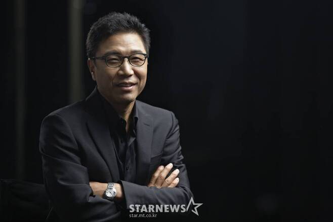 Recently, SM Entertainment, led by Lee Soo-man, has been sold in the M & A market.Exactly is a stake acquisition of Lee Soo-man Producers for 18.73% (4.39 million shares).However, only 5 percent of shareholders, excluding Lee Soo-man producers, have a stake of more than 5 percent, and Korea Investment Trust Management (5.04%).SM did not formulate For Sale.However, it was reported that companies that caught up with domestic entertainment industry such as Kakao Entertainment, CJ ENM, and Hive sent love calls, and SM as well as affiliate stocks rose together.Lee Soo-man Producers founded SM Entertainment, named after him, in 1995.SMs artists, starting with H.O.T. and S.E.S., and Espa, which debuted in 2020, have become top domestic and overseas groups.With this growth, SM has been the best entertainer in Korea.For trainees who dream of idol, they became company that they want to enter and grew into a company that gives K-pop fans a sense of trust that SM is reliable.Lee Soo-man, who has been in the company for nearly 30 years, has turned 70 years old.The Harvard Business School rights succession, which is passed on to the family, is also sceptical.It is clear that Lee Soo-man producers have an amazing sense, but it is difficult to see Lee Soo-man producers sons have the same sense.Of course, for Sale the stake doesnt mean full retirement - you can still participate in production as producers and make your own voice.We can expect more synergy through collaboration with the mentioned candidates.However, if you go to Harvard Business School, Lee Soo-mans influence in the company may be reduced.This is not the first time that Lee Soo-mans stake in For Sale theory has appeared, but even the specific company name is mentioned, and For Sale theory seems to be becoming a reality.The fans who have been loving and listening to SM Entertainments music have also been shocked.Some fans even expressed their desire for Lee Soo-man producers to take charge of the company through a hashtag called Im sorry Lee Soo-man come back.They said, I swear every day, but I am sorry that I am going out. What is the wilderness going to leave?Nothing has yet been formulated: Lee Soo-man Producers may still have an influence after For Sale.However, the wind of change toward SM Entertainment is slowly blowing.