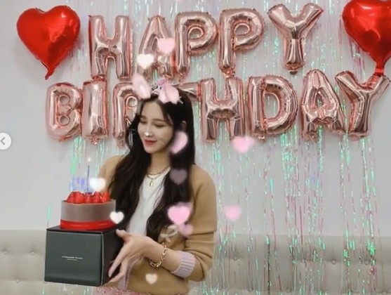 Do Most Beautiful in the world Goddess with CrownActor Lee Ji-ah is a Celebratory photo full of grace at birthday celebrationI replied.Lee Ji-ah posted photos and videos on his Instagram on the 6th with an article entitled Thank U sooo Much!Photos and videos show the sophisticated fashionable Lee Ji-ah, wearing a crown and holding a birthday cake, delighted with her birthday celebration.Lee Ji-ah, who smiles brightly, reveals the doll visual and graceful charm, is admiring.Fans commented, Happy birthday! Im watching Penthouse well.Meanwhile, Lee Ji-ah is playing the role of Shim Soo-ryun in the SBS drama Penthouse 3 and is meeting with fans.