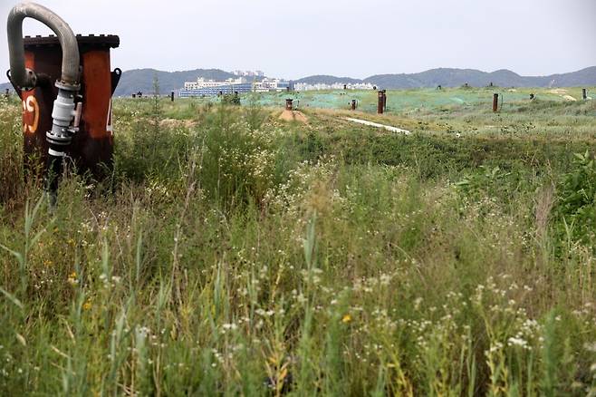 수도권 매립지 제2매립장에 박혀 있는 매립 가스 포집 장치.