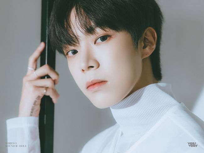 Verivery (VERIVERY) The same contribution has revealed a personal official photo that emanates the leaders charisma.Verivery released a personal official photo of The same contribution, which boasts self-illumination visuals through the official SNS channel at 12 pm on July 7, raising expectations for a comeback.LOCK ver. and SINK ver.In a total of two versions of the photo, The same contribution is completely fascinated by those who see it with clear and deep eyes that are emitted from a cold expressionless expression.In particular, The same contribution boasts a sleek sideline that causes admiration and proved to be a sculpture handsome.The same contribution, which expresses both the charm of a warm boy and a mature man through this personal official photo, is getting a hot response from netizens by completing the perfect self-illumination visual as a leader of Verivery.Verivery, who released his second single album SERIES O [ROUND 1: HALL] in March, discovers the dark inner space of each of them and tells the message about how to use this darkness, is focusing on what message will be put on the new album, the second O series.Meanwhile, Verivery, who recently released the contents of a mysterious and deadly atmosphere and preheated the full-fledged comeback atmosphere, will show another charm through its sixth mini album SERIES O [ROUND 2:HOLE] on the 23rd.