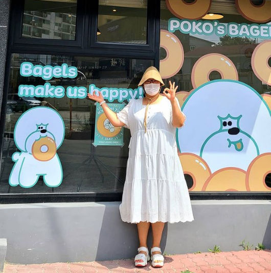 Actor Ha Jae-sook reveals cute routineHa Jae-sook told his SNS on the 7th, If you come to Sokcho, please stop by. Its one step late.# Pocos bagel # Sokcho cafe # Pingyao house and posted a picture.Ha Jae-sook showcased her cool fashion in a white one piece and white shoes.Ha Jae-sook married Lee Jun-haeng in 2016 and set up a honeymoon home in Pingyao, Gangwon Province. Recently, he was loved by KBS 2TV weekend drama Okei Photos.