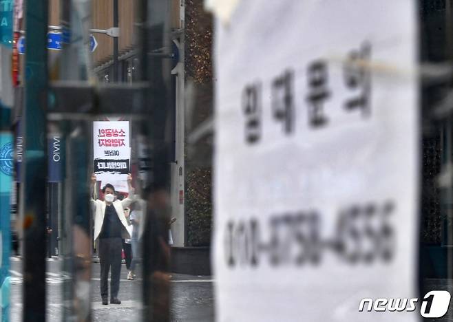 국민의힘 대선 예비후보인 원희룡 전 제주도지사가 8일 오전 서울 중구 명동거리에서 신종 코로나바이러스 감염증(코로나19)으로 피해를 입은 소상공인·자영업자 손실보상 지원확대를 요구하는 1인 시위를 벌이고 있다. /사진=뉴스1.