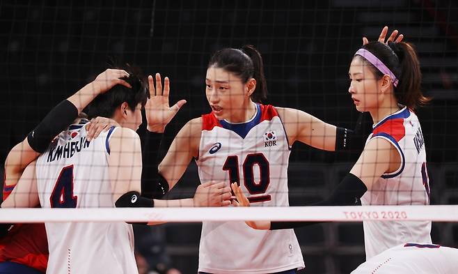 ▲ 김연경(가운데)이 선수들을 격려하고 있다 ⓒ 연합뉴스