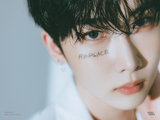 Verivery has raised expectations for a comeback by unveiling the brilliant visuals of Hotel pool, the last runner of personal official photo, through the official SNS channel at 0:00 on the 8th.LOCK ver. and SINK ver.In the photos released in two versions, Hotel pool boasted a perfect appearance that was impeccable despite the close-up cut, and it was admirable with the charm of Irreplaceable You.In addition, the Hotel pools clear and transparent skin and dark black hair are strong contrast, and the perfect visual is completed and attracted attention.Especially, the word REPLACE is engraved on the face of Hotel pool like a tattoo, which is curious about what it means.Verivery has been receiving explosive responses from global fans, including Kang Min, Yeonho, Gyehyun, Minchan, Yongseung, and The same contribution, as well as personal official photos of the last Hotel pool.There is more interest in various content to be released in the future.In March, Verivery released his second single album SERIES O [ROUND 1: HALL] and discovered the dark inner space of each of them, and conveyed the message about how to utilize this darkness.Meanwhile, Verivery, who recently unveiled the mysterious and deadly atmosphere of content and preheated the full-fledged comeback atmosphere, will show another charm through its sixth mini album SERIES O [ROUND 2:HOLE] on the 23rd.Photo: Jellyfish Entertainment
