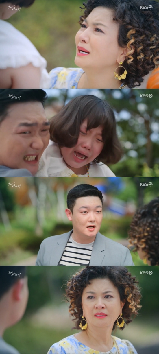 In the 39th KBS 2TV weekend drama OK Photon broadcasted on the 8th, Kim Hye-Seon was shown to Ottogi (Hongjae) to reveal the identity of his father, Kim Min-ho.On this day, Ottongja told Ottogi to live with Father, and lied about going to prison, where he said, Living with Father, the first time you see him?I do not know who it is, he said, and Otanga said, I do not see it for the first time. Ottongja then took Ottonggi to the barracks, who said, Its Father, now its Father, and Ottogi said, My brother is my Father.Where is this law in the world? Im sorry, Father came too late. Come here, my loot. Father will hold you. And Ottogi ran to the arms of the ball.Ottongja said goodbye, and Ottogi said, Ill be waiting with Father, Ill write a letter. The garnish ran to Otongja and said, I live with me.Lets live with the three of them, he said.Otanga turned to say, Im old. What about your life. This is not it. And Byeon Gong-chae said, My aunt is my First Love.I havent forgotten since Agnaldo Timóteo, who has no face or name, but hes been my First Love of the Chest for seven years since Agnaldo Timóteo.This is an unchanging truth. I live with you. Photo = KBS Broadcasting Screen