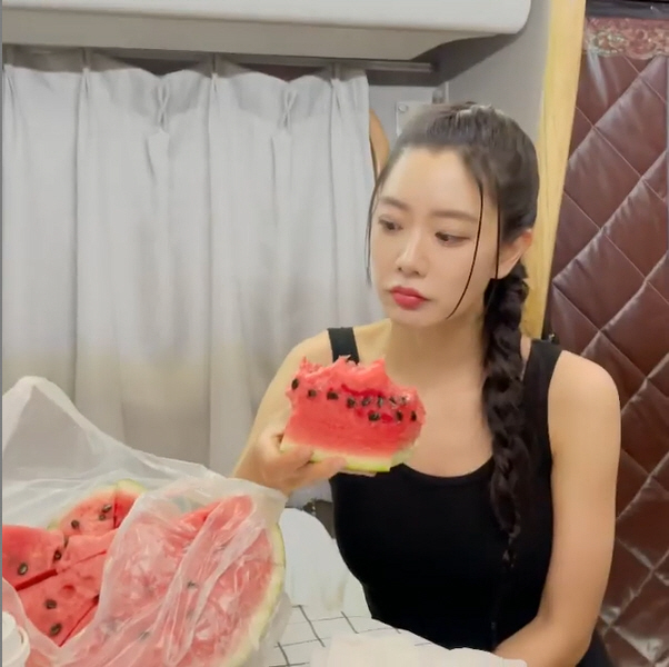 Actor Clara has been happy with a pretty face and a pair of Mr Watermelon.Clara posted a short video on Instagram on the 8th, saying, #Watermelon # Challenge.Clara, who was in the video, ate Watermelon and spit Mr. Watermelon on his face and made it into a dot.Clara spit out at once and managed to put two Watermelons on her face, drawing attention.Netizens are responding to Im wasting my pretty face and If you write it like that, give it to me.Meanwhile Clara married the Korean-American businessman Samuel Huang in 2019.
