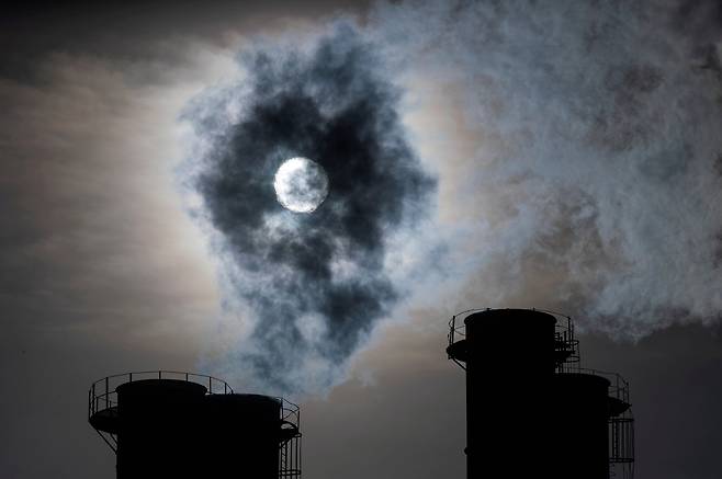 러시아 모스크바 근처의 발전소 굴뚝에서 나온 연기가 햇빛을 가리고 있다. 로이터=연합뉴스