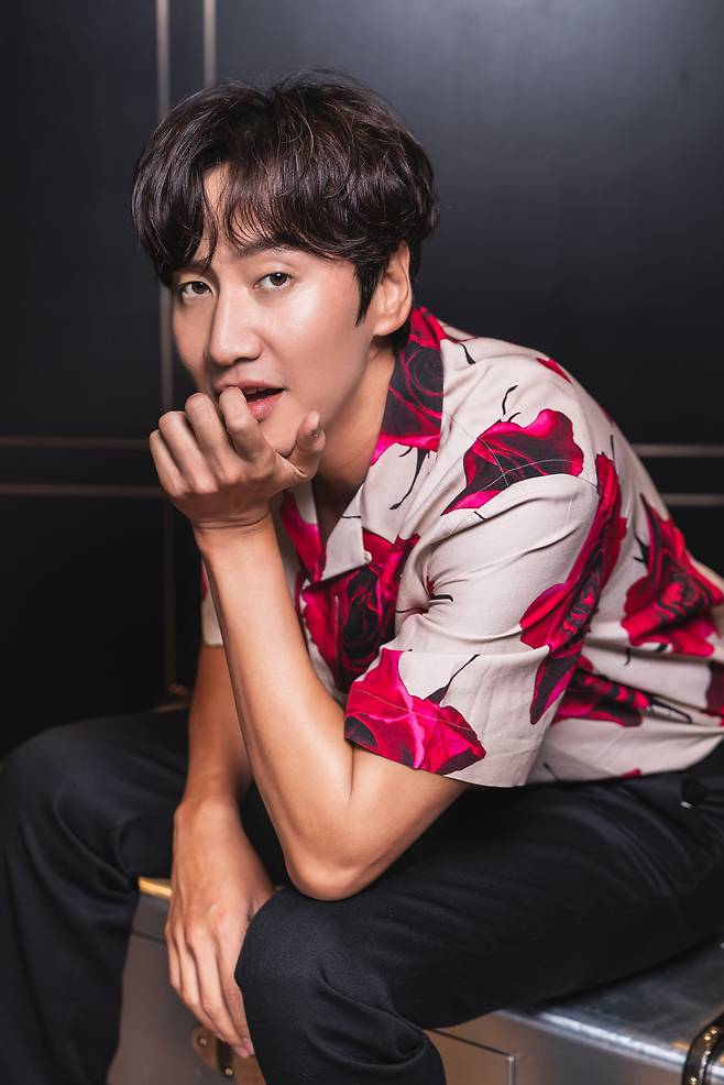 Lee Kwang-soo, who was reborn as an icon of sincerity, explained the pouring of misfortune. He also revealed the small meeting he felt when he left the 11-year-old Running Man.Lee Kwang-soo, who starred in the film Sink Pole (director Kim Ji-hoon), revealed his feelings ahead of the movies release through a video interview conducted online on August 9.The movie Sink pole, which will be released on the 11th, is a disaster buster that happens when my house, which was set up in 11 years, falls into a 500m underground sink pole.One day, a sudden Sink pole causes the entire villa to fall into the ground, and Cha Seung-won, Kim Sung-kyun, Lee Kwang-soo, and Kim Hye-joon, who are isolated in the Sink pole with their home, raise questions about whether they can escape safely from the 500m underground.Lee Kwang-soo transforms into a funny reality A Company Man Kim Dae-ri, who has no confidence and no luck, and adds unique humanity and joy to the drama.Kim Dae-ri, a company man who gave up his house and love in this life, dreams of an in-house couple, but is not even able to express his favor to his opponent because he is intimidated by his rival.He is not bothered by what seems like a Yi Gi to others because he is in front of him. He falls down with the villa to the Sink pole from the houses he went to celebrate the acquisition of his boss, Kim Sung-kyun.For a while, Kim Dae-ri started to actively work to escape the Sink pole with Mansu, Mobilization, and Eunju.Lee Kwang-soo said, In fact, Sink pole was scheduled to open last year, but it was released this time in various situations.I am grateful to be released in this city. I would like to thank Cha Seung-won more than anyone else because he made the atmosphere of the scene comfortably even though he was the first senior.I was so tired after shooting, but I was able to gather together and talk about shooting, he said.I think the scenario itself was so fun, and when I took fun scenes, the atmosphere of the scene seemed to be good on its own.Previously, the cast of Sink pole gathered their mouths and praised Lee Kwang-soos sincerity.I arrived at the filming site first and left the last time, and I focused on acting enough to not look at my cell phone once.Lee Kwang-soo said, My colleagues talked a lot about not seeing cell phones on the spot.To immerse in acting Yi Gi, even when I do not shoot, the staff are working on something, and I think it would be better to talk together than to do something else. The difficulties (?) were also revealed.Lee Kwang-soo said, I did not see it even when I had to see my cell phone because the bishop praised me a lot on the spot.Its because of the coachs praise, he laughed.Lee Kwang-soo recently left SBS entertainment program Running Man, which has been a member for 11 years for reasons of health.Lee Kwang-soo said, I have a lot of words that I have returned to my main business, but I am the same as before. It is not different now that I did not do it when I did Running Man.Now that I do not do Running Man, the burden of showing something new is not great.I am looking forward to seeing people who look good when I shoot my best in the field as I did before. Asked how it would be to appear as a guest on Running Man, Lee Kwang-soo said, It seems fun to go out as a guest, but it would feel strange.It seems to be a pleasure to be back home for a long time, but I think there is a sadness.  I do not know how to express it. Like feeling when I go to visit after I have been in the army?.Lee Kwang-soo, who recently appeared on KBS 1TV AM Plaza, said on the air, I saw AM Plaza in Weekend.AM Plaza is due to the program Yi Gi, which only airs on weekdays.In addition, he appeared on AM Plaza and said, I put the first button in the wrong way. I did not lie, but I did not realize it.I have not thought that I will shoot on the set of AM Plaza, so I suddenly decided to appear and I feel burdened by live broadcasting. I apologize to AM Plaza for saying that I heard the signal on Weekend, he said.He also appeared on SBS Ugly Our Little which was aired last Sunday, and he said, Kim Jong-kook was not married because his personality was choked.Lee Kwang-soo said, I apologized to my brother before going on the air. He said, I do not react sensitively because I know that I usually say that I am breathtaking about myself.Meanwhile, Lee Kwang-soo, who was born in 1985, is in public devotion with his 9-year-old colleague Lee Sun-bin, who was born in 1994, since 2018.Lee Kwang-soo, who said in an interview on the day, I am still in a similar relationship with others, said, There is no such thing as not seeing outside (because of entertainer Yi Gi), and I eat delicious things and I am doing so well.