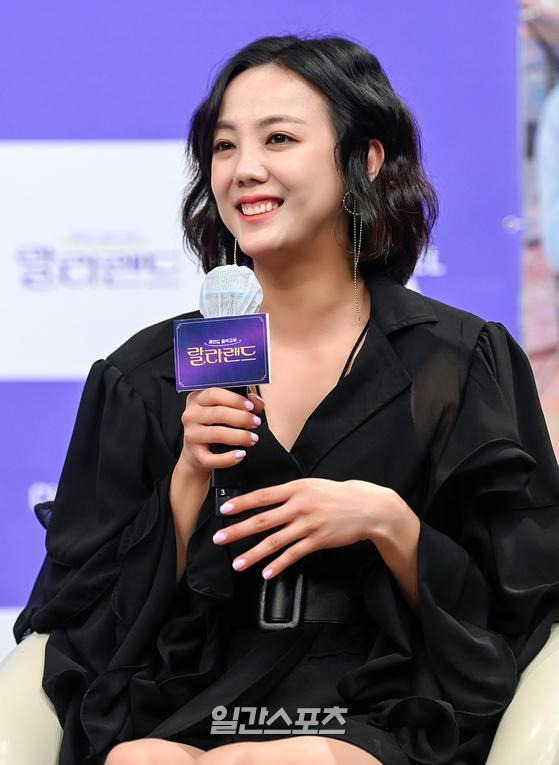 Lala Land is a one-point lesson musictainment in which Shin Dong-yeop - Kim Jong-un - Lee Yu-ri - Jo Se-ho - Go Eun-ah - Hwang Kwang-hee, who is a member of Lala Land who is sincere in singing, learns songs directly to Korean legend singers.First broadcast on the 10th.