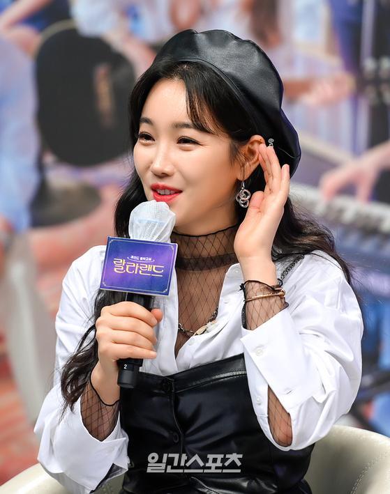 Lala Land is a one-point lesson musictainment in which Shin Dong-yeop - Kim Jong-un - Lee Yoo-ri - Jo Se-ho - Go Eun-a - Hwang Kwang-hee, who is a member of Lala Land who is sincere in singing, sings directly to Korean legend singers.First broadcast on the 10th.