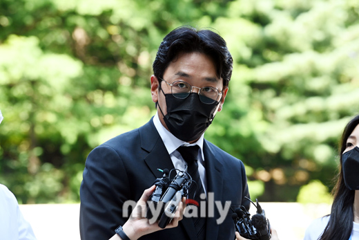 Ha Jung-woo (43 and real name Kim Sung-hoon) pleaded guilty to propofol Illegal medication.I have failed to trust the publics credibility as the youngest 100 million actor.At 10:33 a.m. on the 10th, the first trial against Ha Jung-woo, who was indicted on charges of violating the law on the management of narcotics, was held at the Seoul Central District Court in Seocho-gu, Seoul, for a hearing on criminal 24 alone (Judge Park Seol-ah).Earlier, from January to September 2019, Ha Jung-woo is accused of administering propofol, which is classified as a psychotropic drug in plastic surgery, to Illegal more than 10 times.Initially, the prosecution filed a summary indictment of a fine of 10 million won, but it was sent to a formal trial according to the courts judgment that legal judgment is necessary.Ha Jung-woo, through his agency Workhouse Company, said, I have been treated with dermatology due to acne scars on my face, and when I received treatment with pain such as laser treatment, I was treated with sleep anesthesia.The prosecution said, We know that sleep anesthesia has been performed more than necessary during the above procedure from January to September 2019. Even though we needed stricter self-management as an actor who has been loved too much, I am reflecting on the unsettling judgment that I did not think. At the trial, prosecutors said of Ha Jung-woo, Innocent Defendant conspired with drug handlers and took propofol in 19 times in 2019.I made a false medical record by conspiring with Kim (leader of plastic surgery) to hand over the personal information of others, he said, asking for a fine of 10 million won.He also asked the court to order a fine of 88,749 won.Ha Jung-woo acknowledged the indictment and agreed to all relevant evidence.In particular, Ha Jung-woo appealed for a good-bye in a crying voice in his final statement: I am standing here, and I am so sorry, I am sober.I should have been more careful and set an example, but it hurt my colleagues and family. I apologize. Shameful and unscrupulous, but I want to make a commitment.I will be an actor who has a good influence on society. I would like to ask the judge to make up for this mistake and pay the debt. Ha Jung-woo The Attorney also said: Innocent Defendant acknowledges all the charges and reflects deeply; I am sorry for making a rash judgment.Innocent Defendants skin troubles were significant: most of them were used with the procedure and administered by medical personnel, taking into account the weakness of Illegal.Please refer to the amount of medication that you visited at the actual hospital, which is much less than the amount of medical records listed. Innocent Defendant is about to have a new movie and drama.I hope you will give me a last chance to return this case to society rather than punishing this incident harshly and making Innocent Defendant irreversible.Please give Innocent Defendant a fine The Judgment, he said.Ha Jung-woo left the courtroom and repeatedly apologized, Im going to tell you everything and its done well; Ill live more cautiously in the future, Im sorry.In particular, Ha Jung-woo has appointed 10 The Attorneys, which boasts a brilliant history of four law firms among the top 10 law firms in Korea.When the reporters asked why, Ha Jung-woo replied, I am sorry to the pouring question, saying, Well, it is not special.Ha Jung-woo has finished filming the movie Boston 1947 and Nightly and is currently filming Netflix Surinam.However, while the propofol Illegal medication was fatally hit by the image, the affair of his father, Actor Kim Yong-gun, was also triggered at the same time.The Ha Jung-woo The Judgment hearing was scheduled for 1:50 pm on the 14th of next month.