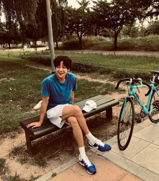 Actor Jang Keun-suk pulls out Eye-catching by telling everyday life through photosJang Keun-suk updated two photos on his Instagram on the afternoon of the 10th, and commented, I got on a bicycle: the Han River.The photo he posted on the day emphasized his refreshing feeling by matching white shorts and blue shorts. Jang Keun-suk, 35, is so boyish that he can not gauge his age.Jang Keun-suk, who was convened in May last year, is reportedly reviewing his work with a rest.Jang Keun-suk SNS