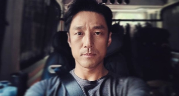 Actor Ji Jin-hee unveiled his trademark self-portrait.Ji Jin-hee posted a picture on his 10th day with the message # The Road 1s tragedy # commuting through his instagram.In the public photos, Ji Jin-hee is laughing because he is making a solemn, solemn, serious, serious, and serious expression without any error with the Selfies he has uploaded.Ji Jin-hee was introduced as a true protagonist in Selfie in TVN Yu Quiz on the Block in February.Yoo Jae-seok asked, Why do you take similar daily photos and why do you raise them? Ji Jin-hee replied, I do not think self-expression will change the mood of those who see by my words or expressions.Meanwhile, Ji Jin-hee is appearing in TVNs new tree drama The Road: The Tragedy of 1 (directed by Kim No-won, the playwright Yoon Hee-jung, planning studio Dragon, and production The Great Show).This is a mystery drama depicting a story of a terrible and tragic event that is pouring down heavy rains, silence, avoidance, and secrets like threads that create another tragedy.Besides Ji Jin-hee, Yoon Se-ah and Kim Hye-eun star