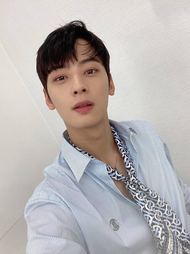 Astro Cha Eun-woo has delivered thank you greetings to fansOn the 10th, Cha Eun-woo posted several photos on Astros official Twitter Inc. with an article entitled Thank you for Rojas precious first prize.In the photo, Cha Eun-woo has a sophisticated look with shirts and scarf fashion, and V-bolcock on his face, adding cuteness to his good looks, and a flawless beauty.On this day, Astro released a new song on SBS MTV The ShowAfter Midnight, Cha Eun-woo said, I actually felt better today because I was not in good shape, adding, The remaining activities are also going to be hot!!Thank you for the summering gazia, Roja, he said.The fans cheered with comments such as Thank you for telling me I was worried, I rested so much today, I was so happy, I really congratulate you on the top, Thank you for being happy, and Lets go to the top tomorrow.On the other hand, the group Astro (ASTRO), which Cha Eun-woo belongs to, not only ranked first on the Bugs Music Chart on the same day after the release of the mini 8th album Switch On on the 2nd, but also achieved the highest number of spots in 37 countries and regions including the US iTunes Top Song and Top Album Chart.