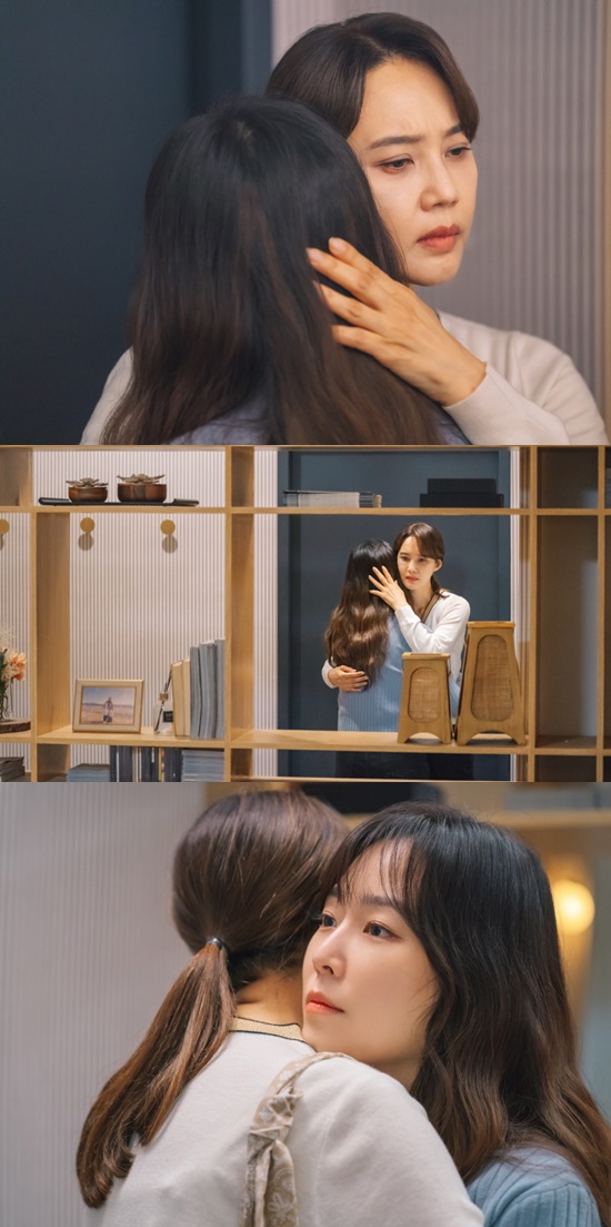 TVN Wolhwa Drama You Are My Spring, which is broadcasted on the 10th, tells the story of those who live in the name of adult with their seven years old in their hearts and live in the building where the murder occurred.Seo Hyun-jin and Oh Hyun-kyung are playing the role of hotel concierge manager Kang Dae-jung and Kang Dae-jungs mother, Moon Mi-ran, respectively, and realistically portraying the same girl crush mother and daughter as friends.In the last broadcast, it was revealed that Kang Da-jung (Seo Hyun-jin), Oh Hyun-kyung, and Gang Tae-jung (Gang Hoon) were all remembering painful wounds related to their father, raising their sadness.Kang Dae-jung, who learned about his fathers death due to the succession execution, headed to Gangneung with gang tae-jung.There, Kang Dae-jung was shocked by the fact that his brother Tae-jung, who thought he was too young to have a memory, kept his fear of his father.In addition, Mommy Moon Mi-ran also showed a dull appearance, and then went to the bathroom and turned on the water and cried.So I guessed the intensity of the pain that the Kang Dae-jung family had suffered.On the 10th, You are my Spring side unveiled a steel that was captured by Kang Dae-jungs Ishim-jeon-song, which explodes in the arms of Mun-mi-ran.In the photo, Mummy Ran, who came to Kang Dae-jungs house in the play, shows her holding her as soon as she sees Kang Dae-jung.When Kang Dae-jung, who was wiping tears from the bathroom, opens the door to the door, her mother, Moon Mi-ran, holds her in her arms.So, as Kang Dae-jung poured out all the Feelings that he had endured in the meantime, I wonder why the story of the moon ran to Seoul and the reason why Kang Dae-jung became the Scream.In the meantime, Seo Hyun-jin and Oh Hyun-kyung showed extraordinary immersion as veteran actors of solid acting ability in Moms Ori.It was a scene where the Feeling line of mother and daughter who understood each other and sympathized with pain was maximized without sharing a word.The two men said they had not been able to slow down as they prepared for the filming, and they were said to have caught Feeling by fixing their eyes and facing each other.As soon as Oh Hyun-kyung embraced Seo Hyun-jin, Seo Hyun-jin poured out The Scream as if Feeling was soaring and showed tears in a mixed way.Moreover, despite the drop in the OK sign, the two of them hugged the Feeling as if the afterlife of Feeling did not go away.Seo Hyun-jin and Oh Hyun-kyung have created a scene of sadness and comfort at the same time as the actual mother and daughter, said the producer, Hua Andam Pictures. Please watch how the mother and daughter will understand and share each others difficulties.You Are My Spring airs at 9pm on the 10th.Photo: TVN You Are My Spring