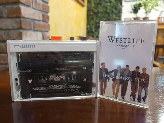 KT 카세트 플레이어 'KASSETTE'와 웨스트라이프 카세트테이프 앨범. (사진=지디넷코리아)