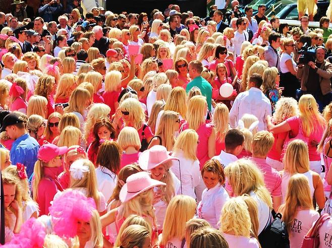 분홍색 옷을 입고 축제를 즐기는 여성들.  /사진= 플리커