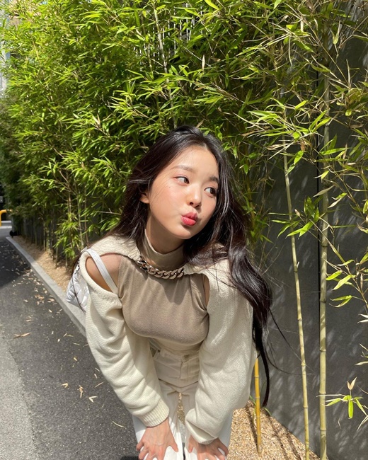Jang Won-young from group IZ*ONE showed off fairy visuals.Jang Won-young posted several photos on his Instagram on the 11th with the phrase Love this summer vibe.In the open photo, Jang Won-young made a cute face such as winking or putting his lips out in the background of a blue tree.A teenage girl who enjoys the summer atmosphere is admirable by his long straight-haired fairy Beautiful looks.Sensitive styling also draws attention: Dressed in beige crop tops and Bolero, he completed a cool summer look with white pants, flip-flops and luxury bags.Especially in the picture that stretches the arm over the sky, it is Jang Won-young who showed the waist of the ant that is dry enough to see the ribs.The netizens who watched this were impressed by Jang Won-youngs beautiful look, leaving responses such as Oh crazy, It is so beautiful and real, I have you in the sunshine and everything is dazzling.Meanwhile, Jang Won-young made his debut as IZ*ONE through Mnet Produce 48 in 2018 and disbanded in April.