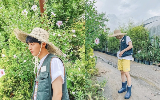 Singer Yoon Ji-sung from group Wanna One shared a happy routine.On the 11th, Yoon Ji-sung posted a number of photos on the personal Instagram without any comment.In the open photo, he takes a natural pose and puts himself on the camera.Yoon Ji-sung completed a rural look by wearing a green vest, rubber boots and more on straw Hat.The vinyl house behind him, Mugunghwa, and lush grass harmonize and create a warm rural atmosphere.The netizens who saw this responded such as Wow, a young movie is a tukk, The straw Hat intelligence is so cute.