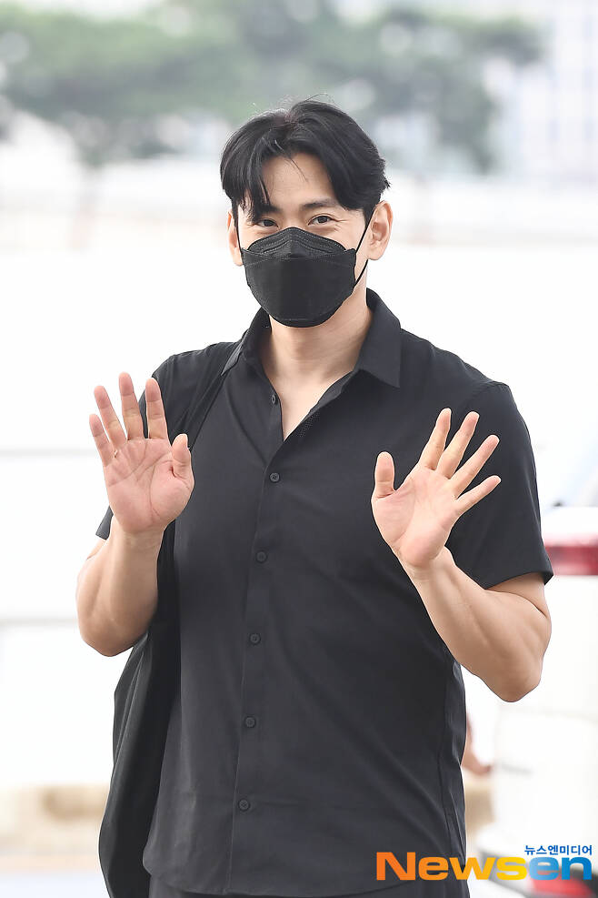 Actor Teo Yoo departs for New York, USA, through the first passenger terminal at the Incheon International Airport in Unseo-dong, Jung-gu, Incheon, on the morning of August 11th.