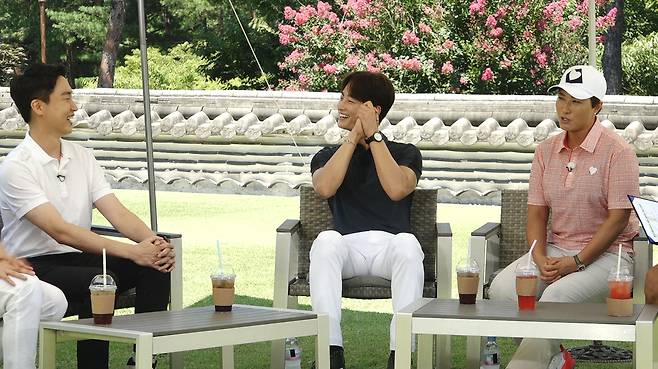 Actor Lee Hyeonwuk unveils jingled memories with Anyang High School alumni Park Na-rae.JTBCs Membership Semitic Sams Club (hereinafter referred to as Serimoney Sams Club), which airs on August 11, stars actor Lee Hyeonwuk, who has been noted for his outstanding villain acting in the drama Mine.In addition, Kim Gang-an, a representative of 111% of game companies, which achieves annual sales of 150 billion won and is evaluated as a trillion won corporate value, will challenge to earn ceremony.Lee Hyeonwuk has not been able to hide his nervousness ahead of filming his first entertainment program since his debut.Lee Hyeonwuks hidden charm, which was also covered by villain Acting, gave a reverse smile.I was surprised to see the enthusiasm of putting practice at the hostel near the golf course the day before the recording, as well as being embarrassed by the self-camera shooting I met for the first time.Yang said Lee Hyeonwuks application for membership was more hugely modifier and mentioned Sezels (the worlds most rubbish).There are many modifiers, such as Intsu (human trash) and Yontsu (serial killer trash).I am so good at detailing the villain Acting, he praised Lee Hyeonwuk for his acting.Lee Hyeonwuk, who was asked, Do you realize the popularity that has recently increased?, I do not pretend to know me even if I know someone.And I laughed at the episode I had recently experienced in the restaurant.