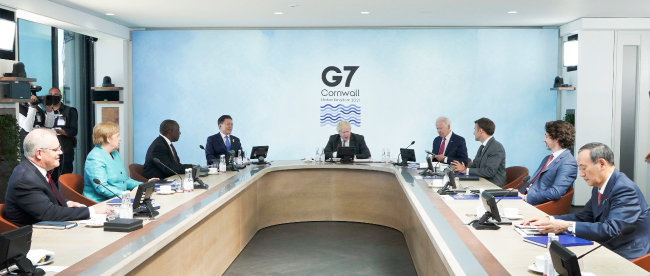 6월 12일 영국 콘월에서 열린 G7 확대회의. 문재인 대통령(왼쪽에서 네번 째) 등 세계 정상들은 이번 회의에서 기후변화 관련 재무정보 공개협의체(TCFD)의 기후 리스크 관련 공시를 의무화하기로 결의했다. [뉴시스]