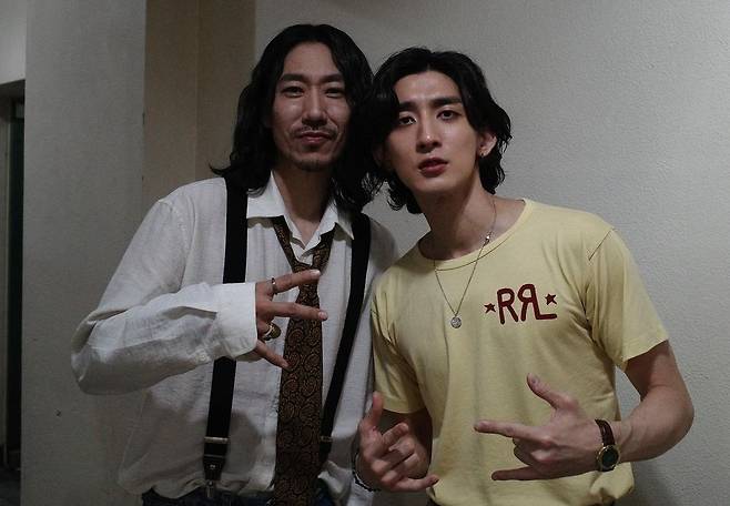 Zanabi The Lesson has released a two-shot with Tiger JK.On the 10th, Zanabi posted two photos on his Instagram with an article entitled Today I have recorded Yusuke!Inside the picture is a strong two-shot of The Lesson and Tiger JK.The lesson, wearing a yellow T-shirt, showed off his hip-hop energy with his whole body, and Tiger JK showed off his charisma with his presence alone.The lesson said, I was born and I felt it for the first time. Aura! I was in love! Tiger jk!Tiger JK responded, It was nice to meet you! It is a big song. Actor Lee Dong-hwi expressed his expectation that he was a home shooter.Zanabi, who returned to her regular third album, The Fantastic Country: Captain Giorvo and Old-Darling Heroes, will continue to communicate with fans through various music broadcasts, radios and contents through her title song, The Outland Romantic.