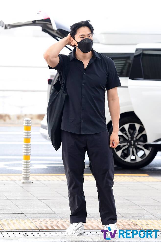 Actor Teo Yoo left for the United States via the Incheon International Airport on a schedule for filming on the morning of the 11th.