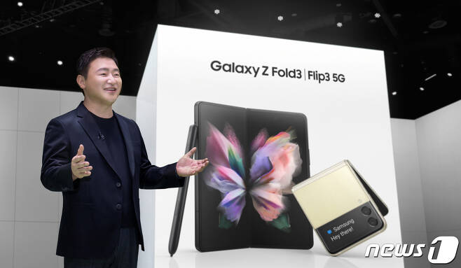 노태문 삼성전자 무선사업부장 사장이 11일 오후 온라인으로 가진 '삼성 갤럭시 언팩 2021(Samsung Galaxy Unpacked 2021: Get ready to unfold)' 행사에서 '갤럭시Z 폴드3'와 '갤럭시Z 플립3'를 소개하고 있다. 삼성전자는 이번 행사에서 모바일 혁신의 다음 장을 열 3세대 폴더블폰 '갤럭시 Z 폴드3'와 '갤럭시 Z 플립3', 무선 이어폰 신제품 갤럭시 버즈2, 갤럭시 워치4를 공개했다. (삼성전자 제공)2021.8.11/뉴스1