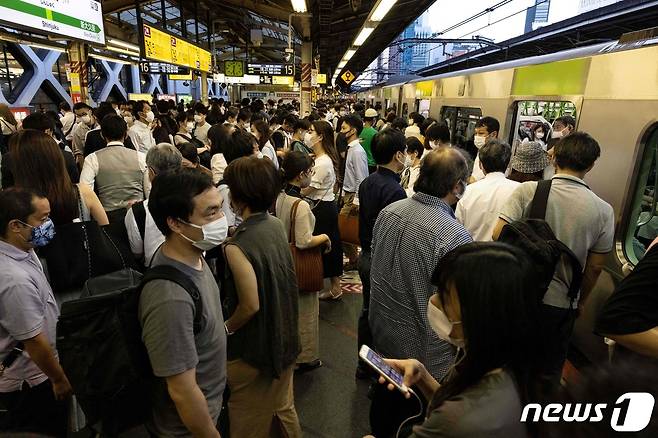5일(현지시간) 코로나19 긴급 사태속 올림픽 대회가 열리고 있는 도쿄의 신주쿠 역에 시민들이 붐비고 있다. © AFP=뉴스1 © News1 우동명 기자
