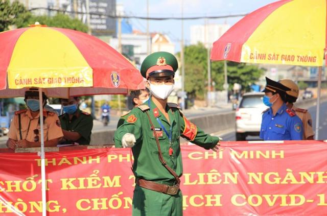 지난달 23일 베트남 공안이 호찌민 외곽 지역에서 시로 진입하려는 차량 진입을 막고 있다. VNA 캡처
