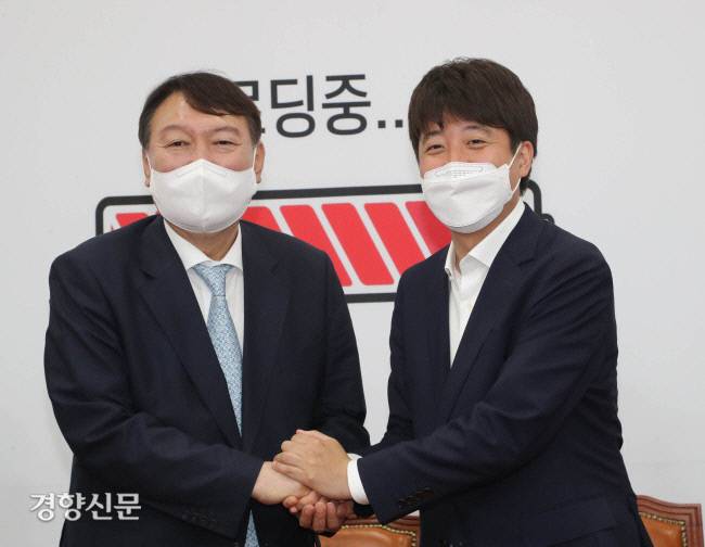 지난 2일 오전 서울 여의도 국회에서 국민의힘 이준석 대표가 입당한 윤석열 예비후보를 접견하는 자리에서 인사를 하고 있다. 국회사진기자단