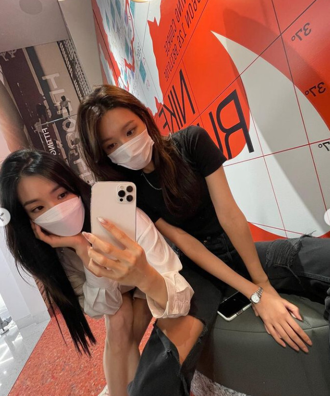Choi Sooyoung, Tiffany Young boasted the unchanging Girls Generation loyalty.Tiffany Young posted several photos on August 12th on his personal Instagram with an article entitled Young sisterhood 21.In the photo, Tiffany Young and Choi Sooyoung are taking mirror selfies. It is very lovely to see them taking various poses for the camera.Especially when they sit next to each other and spend time, they are not wanting to fall.Meanwhile, Tiffany Young and Choi Sooyoung played as group Girls Generation.Tiffany Young recently appeared in the musical Chicago and Choi Sooyoung played in JTBC Drama Runon.
