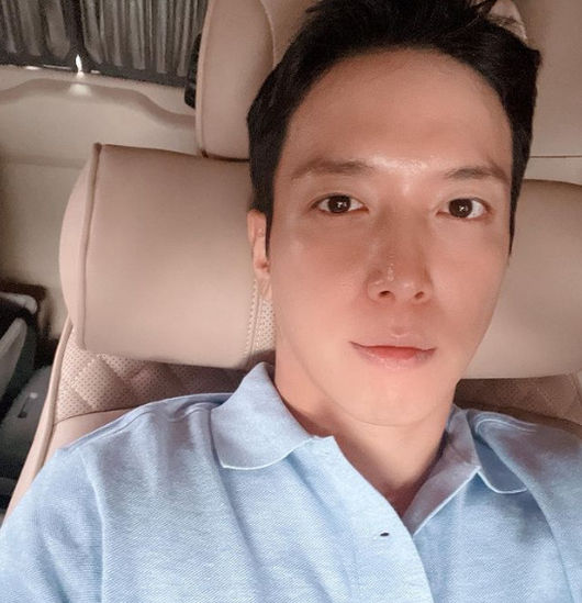 Actor Jung Yong-hwa boasted a warm-hearted daily life with a Selfie.Jung Yong Hwa posted a picture on his SNS on the 12th with an article entitled Daily DJ End. # Beautiful is Kim Chang-wan.Jung Yong-hwa showed off his forehead and showed off his handsome face in the photo, and Jung Yong-hwas neat and neat fashion and wonderful face harmonized with each other.Jung Yong Hwa is a special DJ on SBS radio Beautiful Morning Kim Chang-wan