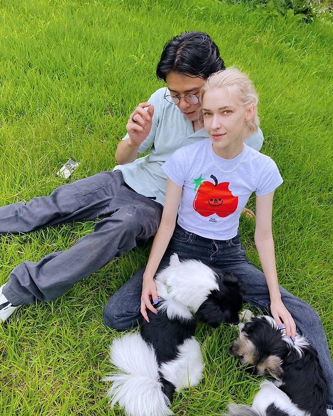 Michova posted a picture on his Instagram on the 11th with an article entitled Seven years and two furry babies. Happy anniversary Sweetie.In the photo, Beenzino and Michoba are sitting on the lawn and enjoying a relaxing break with two dogs.Especially, the happy love feeling of the two people who are about to marry attracts attention.Beenzino revealed her affection for Michobas post, writing: False babies and Steph Ihi Ribe Dihi Soh Zea.Meanwhile, Beenzino and Michoba started their public devotion in 2015, and they made a lot of topics by releasing Proposal last year.Photo: Stephanie Michova Instagram