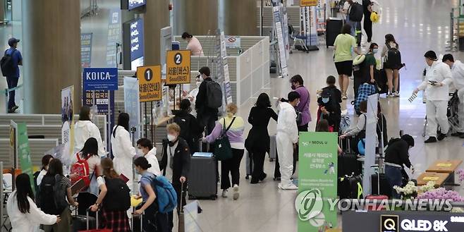 해외입국자들로 붐비는 인천공항 입국장 (영종도=연합뉴스) 임헌정 기자 = 국내 신종 코로나바이러스 감염증(코로나19) 신규 확진자 수가 처음으로 2천명을 넘어선 11일 영종도 인천국제공항 제1여객터미널 입국장이 해외 입국자들로 붐비고 있다. 2021.8.11 kane@yna.co.kr