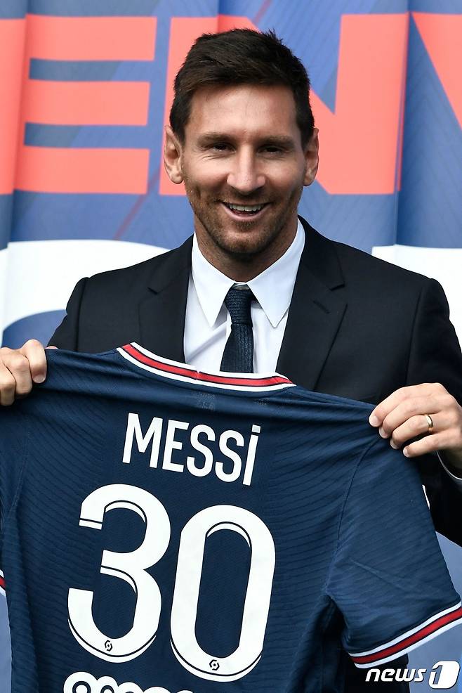리오넬 메시가 11일(현지 시간) 파리 파르크 데 프랭스 스타디움에서 프랑스 리그1의 파리 생제르맹(PSG)과 2년 계약을 체결한 뒤 등번호 30번을 새긴 유니폼을 들고 포즈를 취하고 있다. © AFP=뉴스1