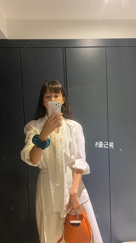 Actor Yoon Seung-ah showcased a stylish work lookOn the 13th, Yoon Seung-ah posted a picture with a short article called Exit Look through his Instagram story.The photo shows the image of Yoon Seung-ah taking a mirror selfie.He finished a sophisticated All White Fashion by matching a white blouse with a scarf-like design and a white long skirt.Here, he gave a point with an orange bag and a green giblet band. It is a styling that makes use of his charm.Above all, I covered my face with my cell phone, but the beauty that I can not hide is admirable.Meanwhile, Yoon Seung-ah marriages Actor Kim Moo Yeol in 2015.
