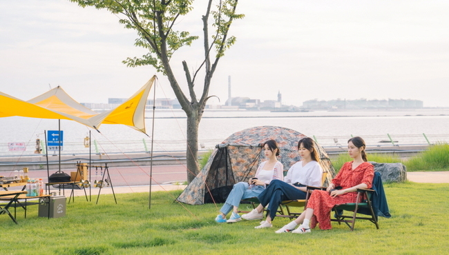 You have unveiled the scene of Camping Truth Game, a sympathy 100th show that proves my spring Seo Hyun-jin - Nam Gyu-ri - Kim Ye-wons powerful mens.TVNs monthly drama You Are My Spring (playplay by Lee Mi-na/directed by Jung Ji-hyun/produced by Hwa-Andam Pictures) tells the story of those who live under the name of Adults with their seven years of age in their hearts as they gather in the building where the murder occurred.Seo Hyun-jin is a hotel concierge manager with trauma caused by his father in his childhood, and Nam Gyu-ri is a top star actor Ahn Ga-young with a four-dimensional charm, and Kim Ye-won plays Kang Da-jungs friend Park Eun-ha, who runs a cafe.Above all, in the last broadcast, Kang Da-jung (Seo Hyun-jin) and Weiyuing Metropolitan Park (Kim Dong-wook) eventually chose to parting, which caused sadness.Weiyuing Metropolitan Park, who was hospitalized with chest pain, was allowed to go out with difficulty while hiding it and met Kang Dae Jung.But when Park Eun-ha (Kim Ye-won), who learned about the state of Weiwiing Metropolitan Park, informed Kang Da-jung about the hospitalization of Weiwiing Metropolitan Park, and the shocked Kang Da-jung went to the hospital room of Weiwiing Metropolitan Park, but he could not get in and took a step.However, Kang Da-jung, who heard the words of the week Weiyuing Metropolitan Park, who brought out the heartbreaking parting to Ko Jin-bok (Lee Hae-young), shed tears quietly, and finally Kang Da-jung and Weiyuing Metropolitan Park chose to break up and were distressed.In the meantime, Seo Hyun-jin, Nam Gyu-ri and Kim Ye-won showed off the scene of Camping Three Shots of My Best Friends, which went outdoors.In the play, Kang Dae-jung, Ahn Ga-young, and Park Eun-ha hit the tent and set up a tarp.After that, the three people sit side by side in the camping chair in the background of the quiet sunset, and Kang Da-jung brings out unexpected hearts toward Ahn Ga-young and Park Eun-ha who are cheering, comforting and empathizing toward him.I wonder what Kang Dae-jungs heartfelt sincerity about separation will be, and what the results of the Truth Game of the three women are.Seo Hyun-jin - Nam Gyu-ri - Kim Ye-won shot their candid talk scene and showed off his special strength without regret.As soon as they met, they poured storm chats on various topics and revealed their friendship.In particular, the three people, who were warmly colored with the atmosphere of the scene as they looked after each other like a real-life steamer, completed a warm scene in the background of a wonderful sunset, such as sitting side by side and taking a certification shot when they laughed the same laughing ball every time the OK cut sign fell.