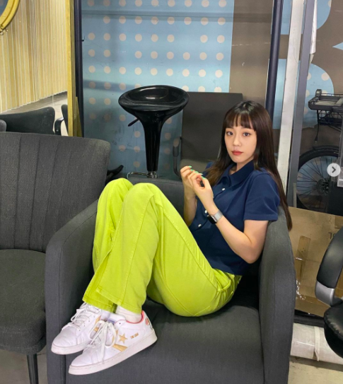 Heo Young from the group KARA reported on his recent appearance with a cute look.Heo Young posted two photos on his instagram on the afternoon of the 13th.In the photo, Heo Young is gathered two legs and crouched in the Chair.Even when he looks at the camera expressionlessly, his short bangs and a nice pose make him look even more cute.In another photo, Heo Young looked adorable, with her eyes closed and her head tilted back.Heo Young SNS