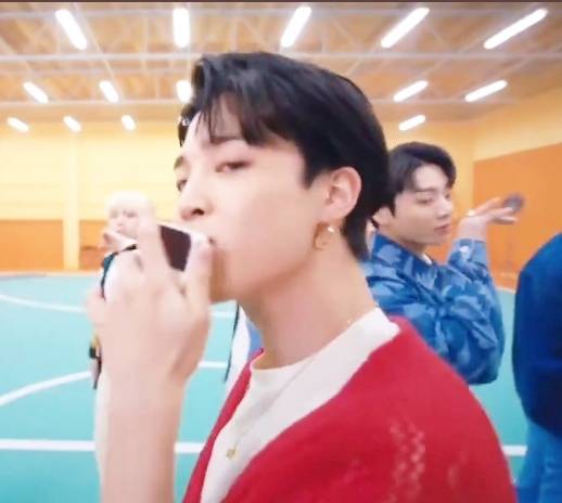 방탄소년단 지민, 여심 홀리는 고혹적 귀족美..갤럭시Z플립3에 짜릿 키스 '설렘 폭발'