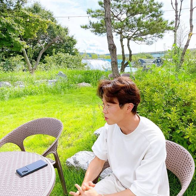 Park Sung-Kwang said on his 13th day, My brush, which gave me a break because I did not have time to rest because of the movie work. Thank you!We have Korean Liberation Army hot? # Chuncheon # Chuncheon Cafe and posted a picture.Park Sung-Kwang in the public photo is enjoying a drink at a cafe in Chuncheon.The Korean Liberation Army, a dog sitting next to Park Sung-Kwang, gives a smile to the viewers.The appearance of a couple enjoying healing in busy daily life attracts attention.Park Sung-Kwang married Isol Lee last year, and the couple appeared on SBS entertainment Sangsangmong 2-You Are My Destiny and released their daily life.Photo: Park Sung-Kwang Instagram