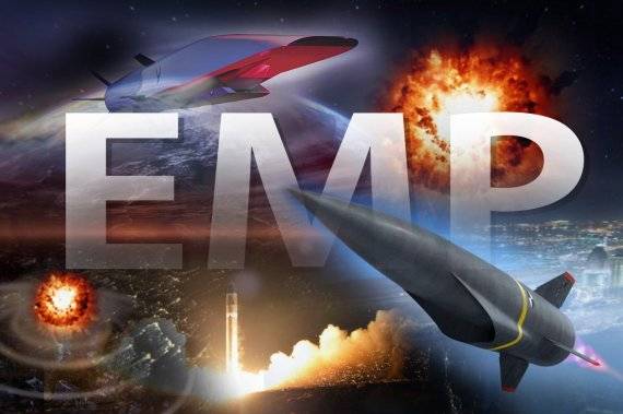 EMP(electro magnetic pulse)탄은 강력한 전자기파(電磁氣波)를 이용해 사람에게 직접적인 피해를 주지 않고 상대방의 전자장비를 무력화하는 신종 비대칭 무기이다. 특정 지역의 모든 전력·통신망과 전자기기를 무차별적으로 무력화한다. 레이더와 항공기, 방공시스템, 컴퓨터를 사용하는 지휘통제 체제 등을 마비시킬 수 있어 미래전의 주요 무기로 평가받는다. 이 전자폭탄(E폭탄, electronic bomb)의 공식 명칭은 '고전력 극초단파 빔(HPMs, High Powered Microwave beams)'이다. 자료=네셔널 인터레스트(national interest) · 그래픽 합성, 이종윤 기자